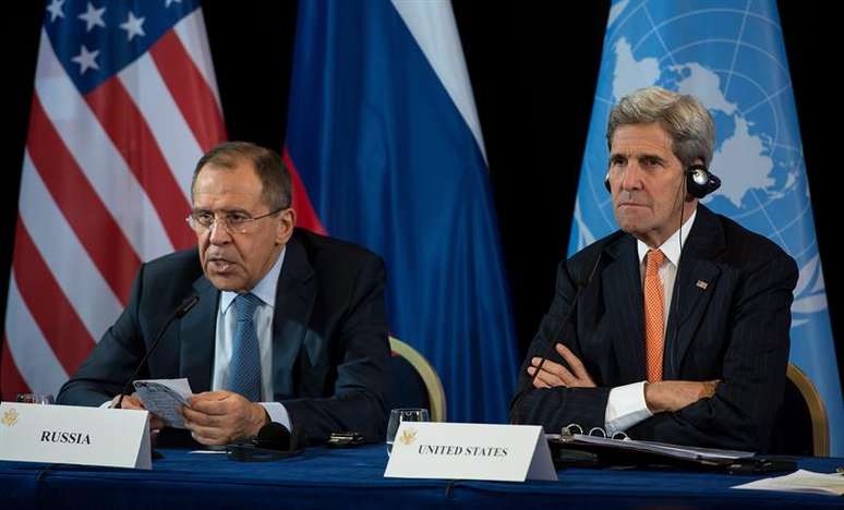 Secretário de Estado norte-americano, John Kerry (d), e o ministro das Relações Exteriores russo, Sergei Lavrov, particiam de coletiva de imprensa após reunião do Grupo Internacional de apoio à Síria
