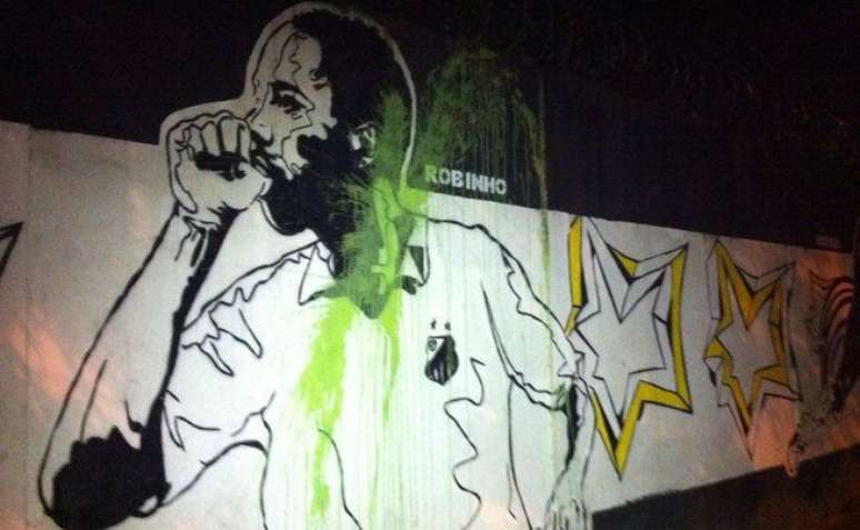 Imagem de Robinho no Muro do CT Rei Pelé amanheceu vandalizada por torcedores