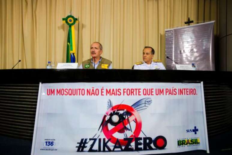 O Ministro da Defesa, Aldo Rebelo, e o Chefe do Estado-Maior conjunto das Forças Armadas, Ademir Sobrinho, durante entrevista coletiva sobre o Dia Nacional de Mobilização contra o mosquito aedes egypti)