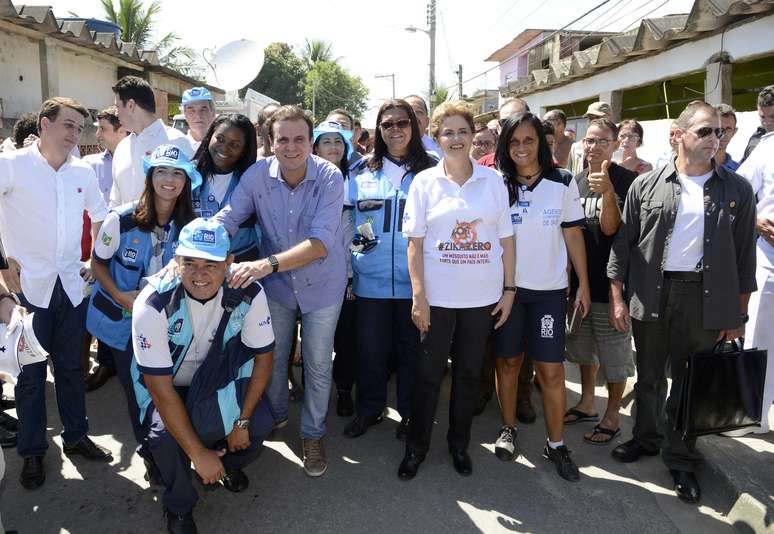Dilma e Eduardo Paes visitam bairro com alto índice de infestação pelo Aedes no Rio
