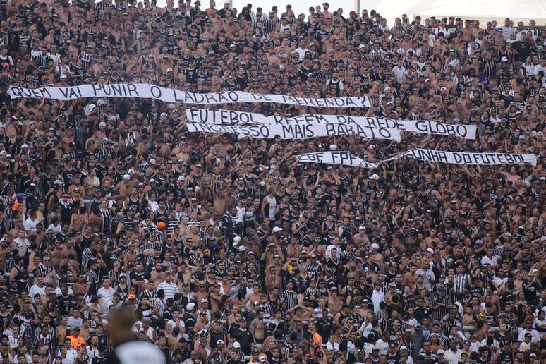 Torcida do Corinthians volta a protestar com faixas