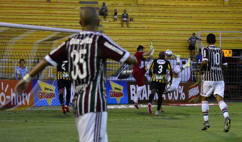 Golaço de bicicleta de Cícero abriu o placar da goleada do Fluminense