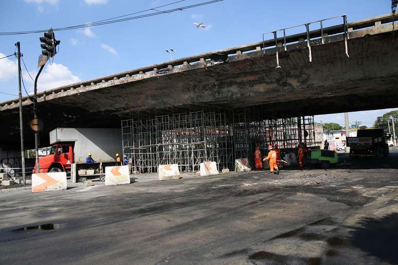 Defesa Civil monta estrutura para sustentação do Viaduto Santo Amaro, zona sul de São Paulo