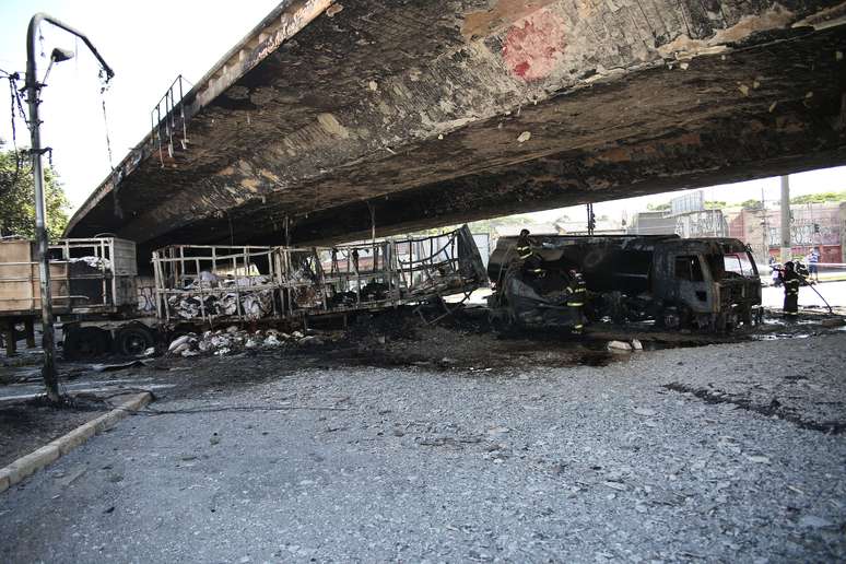 Acidente envolvendo caminhão tanque e carreta bitrem na intersecção das avenidas Bandeirantes e Santo Amaro, na zona sul da cidade de São Paulo