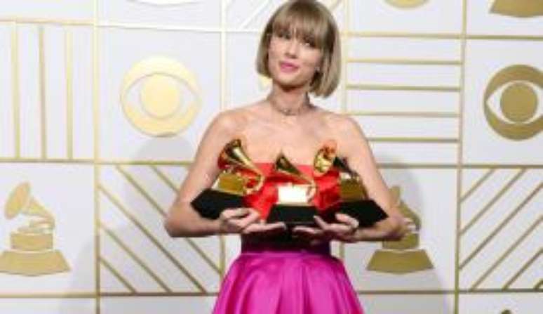 Taylor Swift com os prêmios de melhor videoclipe, melhor álbum de vocal pop e álbum do ano, no 58º Grammy, em Los Angeles