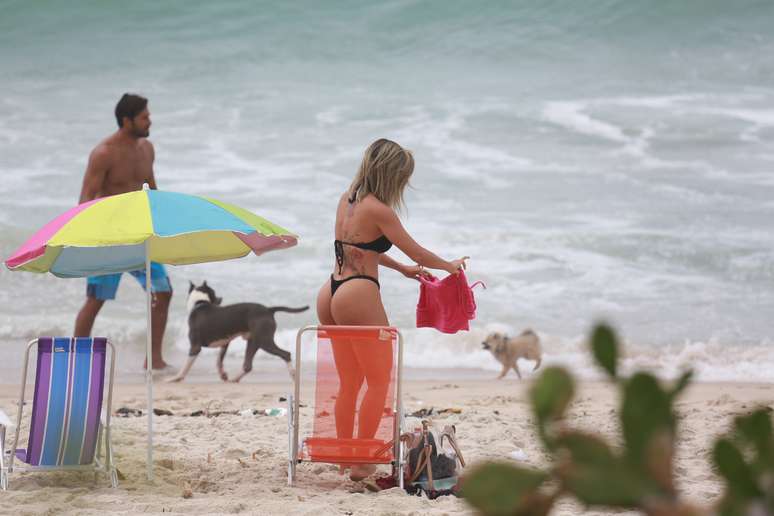 Beto Malfacini e Aryane Steinkopf em praia de Grumari, no Rio 