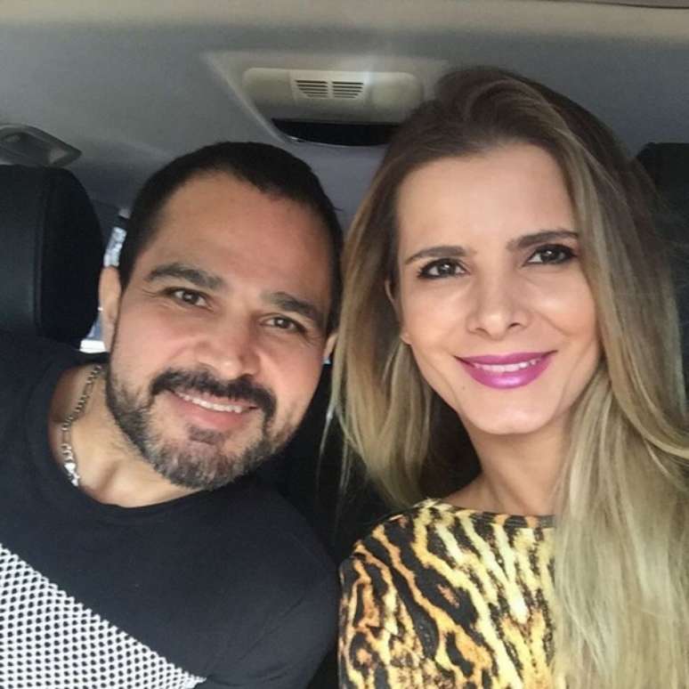 O sertanejo Luciano Camargo só tem olhos para a esposa, Flávia Camargo, com quem está casado há 12 anos. Pais das gêmeas Helena e Isabella, os dois chamam a atenção em shows e passeios. Na última turnê do cantor, com Zezé di Camargo, a musa ganhou até uma música especial