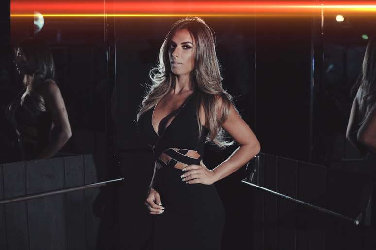 Nicole Bahls durante ensaio sensual em casa noturna de São Paulo