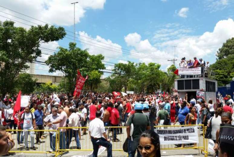 Grupo faz ato a favor de Lula em frente ao Fórum da Barra Funda 