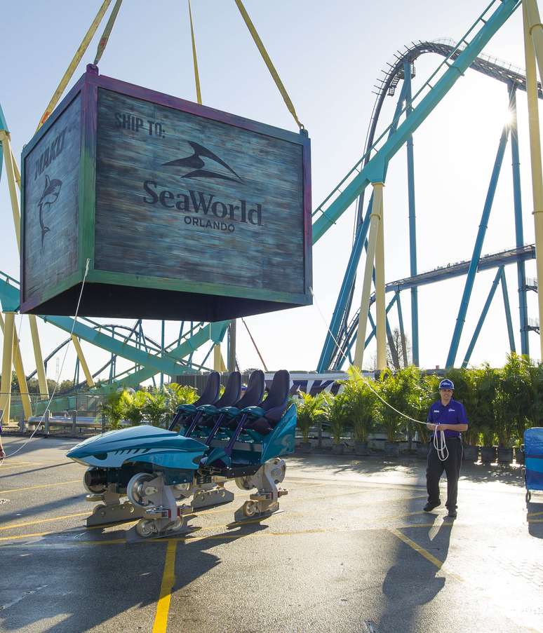 SeaWorld de Orlando terá montanha-russa em que pessoas ficarão de