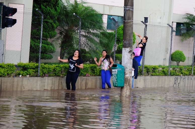 Chuva causa alagamentos e deixa SP em estado de atenção