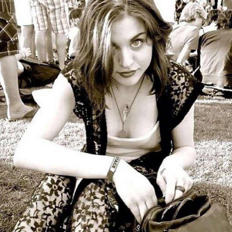 Com um estilo muito parecido com o do pai, Frances Cobain é a única filha de Courtney Love e Kurt Cobain, do Nirvana. A moça, de 23 anos, já trabalhou como modelo, mas atualmente é artista visual, tendo sido a responsável pela capa da coletânea de músicas do box With The Lights Out, do Nirvana, lançada em 2005