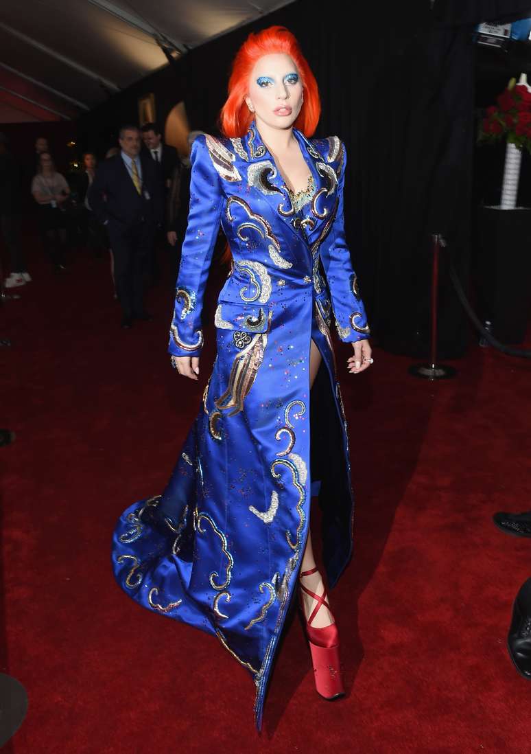 Lady Gaga ao passar pelo tapete vermelho do Grammy Awards. A artista usou Marc Jacobs na noite da premiação