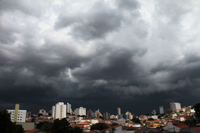 Nuvens carregadas em S&atilde;o Paulo (SP), nesta sexta-feira (19)