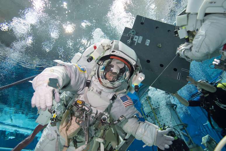 Astronauta Peggy Whitson treina debaixo d&#039;água para missão na Estação Espacial Internacional