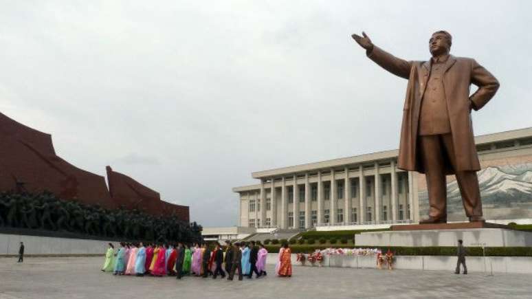 Os norte-coreanos são especialistas em obras gigantescas, com estátuas em posições triunfantes 