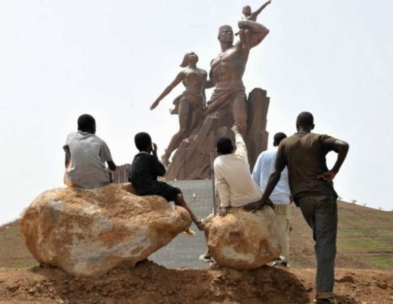 O Monumento ao Renascimento Africano é considerado uma das maiores obras já feitas pelo estúdio Mansudae 
