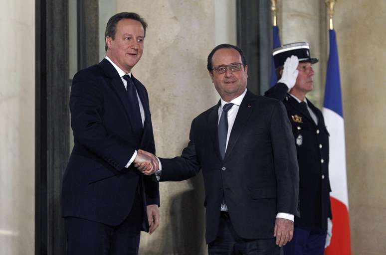 Primeiro-ministro inglês David Cameron e o presidente francês François Hollande