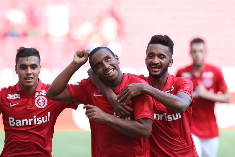 Anderson (C), jogador do Internacional-RS, comemora seu gol com os companheiros de equipe durante partida contra o Cruzeiro-RS, válida pela quinta rodada da primeira fase do Campeonato Gaúcho 2016.