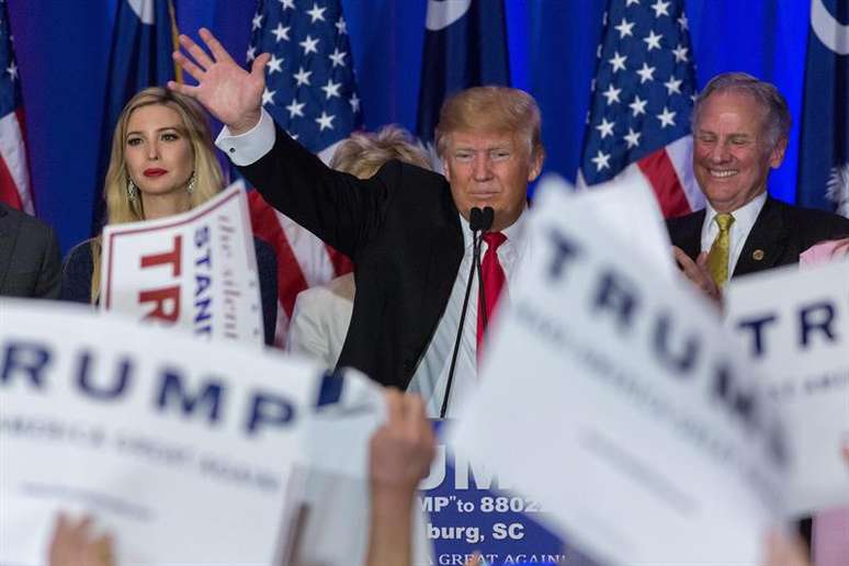 Donald Trump comemora com seus partidários vitória no caucus Republicano na Carolina do Sul