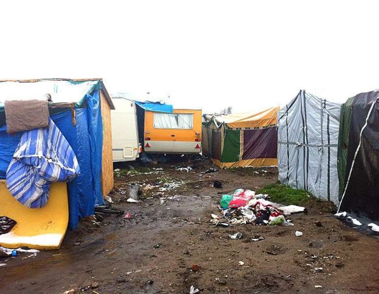 Refugiados vivem amontoados em barracas ou abrigos improvisados 