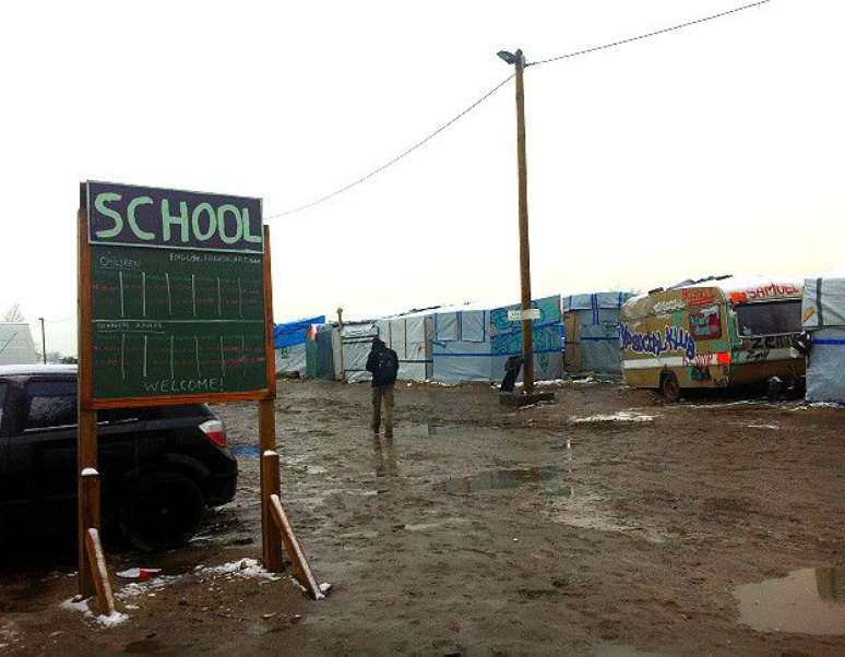 Vento, chuvas, lama e lixo fazem parte da vida no campo, al&eacute;m de doen&ccedil;as como sarna 