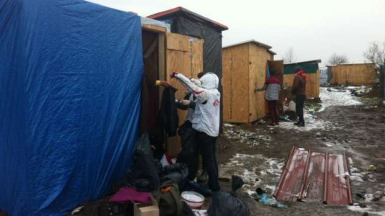 Equipe de volunt&aacute;rios realizada dedetiza&ccedil;&atilde;o contra sarna, um s&eacute;rio problema no campo 