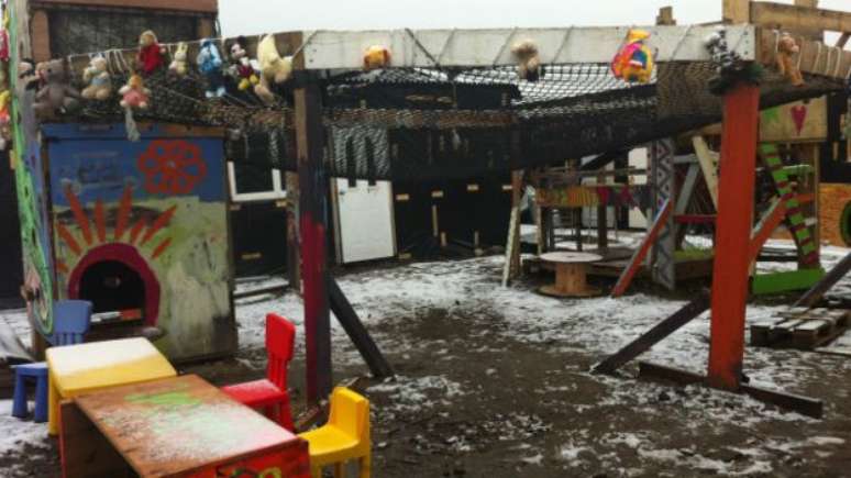 Na escola improvisada, crian&ccedil;as e adolescentes t&ecirc;m aulas de franc&ecirc;s, ingl&ecirc;s e artes 