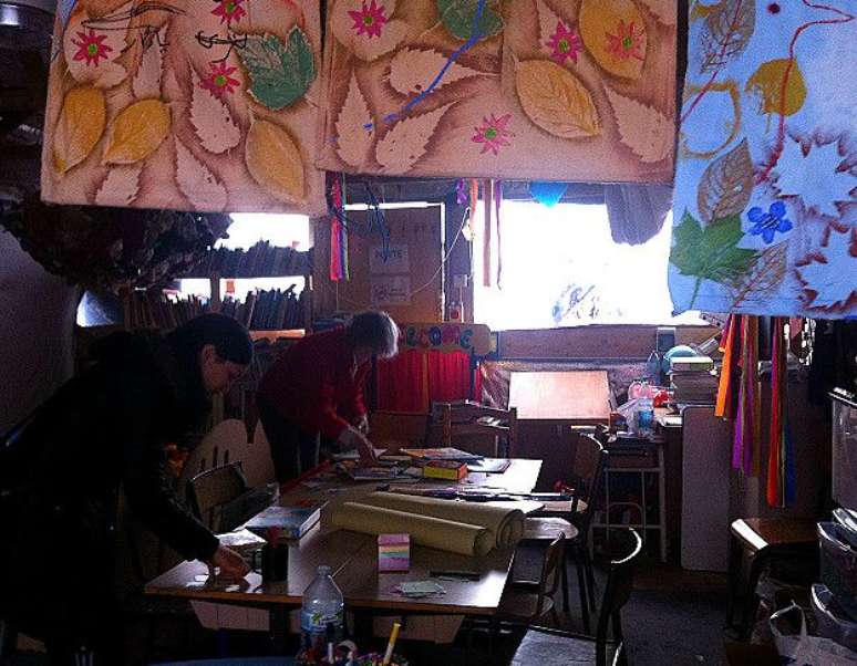 Volunt&aacute;rios d&atilde;o aulas nas salas da escola improvisada de Calais 