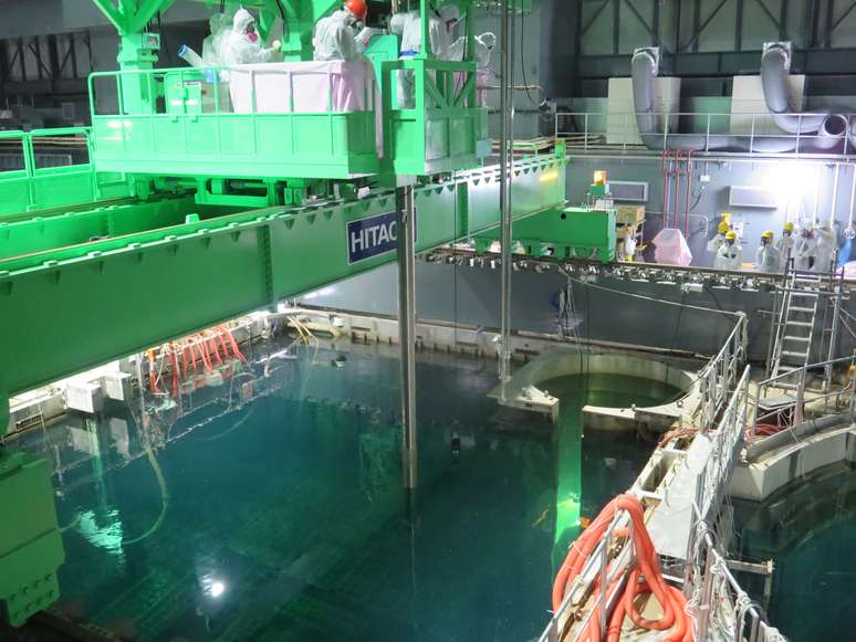 Imagem mostra remoção de barras de combustível nuclear de reator da Usina de Fukushima Daiichi em 18 de novembro de 2013. Estima-se que a remoção de combustível nuclear de reatores danificados na usina nuclear leve entre 30 e 40 anos.