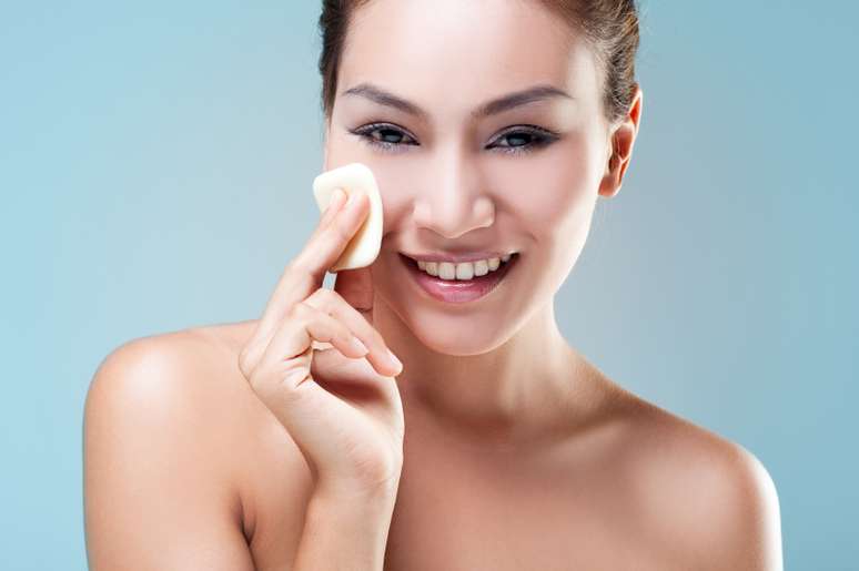 A limpeza de pele ajuda a remover impurezas e células mortas
