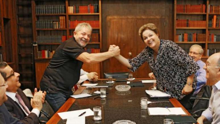 João Santana (à esquerda de Lula, em foto de 2014, em Brasília) ajudou a eleger cinco presidentes de esquerda na América Latina 