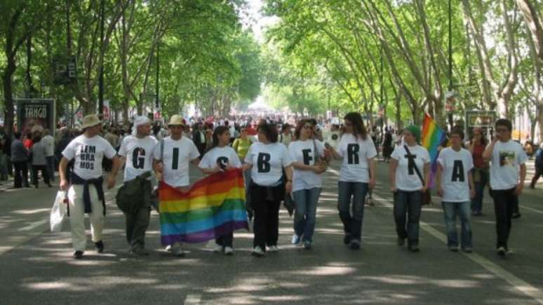 Passeatas e manifesta&ccedil;&otilde;es p&uacute;blicas lembram o assassinato da brasileira durante os anos 