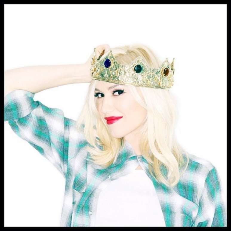 Em 2014, Gwen Stefani deu à luz a seu terceiro filho com o também cantor Gavin Rossdale. Para anunciar o sexo do bebê aos fãs, postou a foto ao lado no Instagram com os dizeres: “Eu estava pronta para entregar a coroa, mas eu acho que eu ainda sou a rainha da casa. #RodeadaPorMeninos #ÉumMenino”