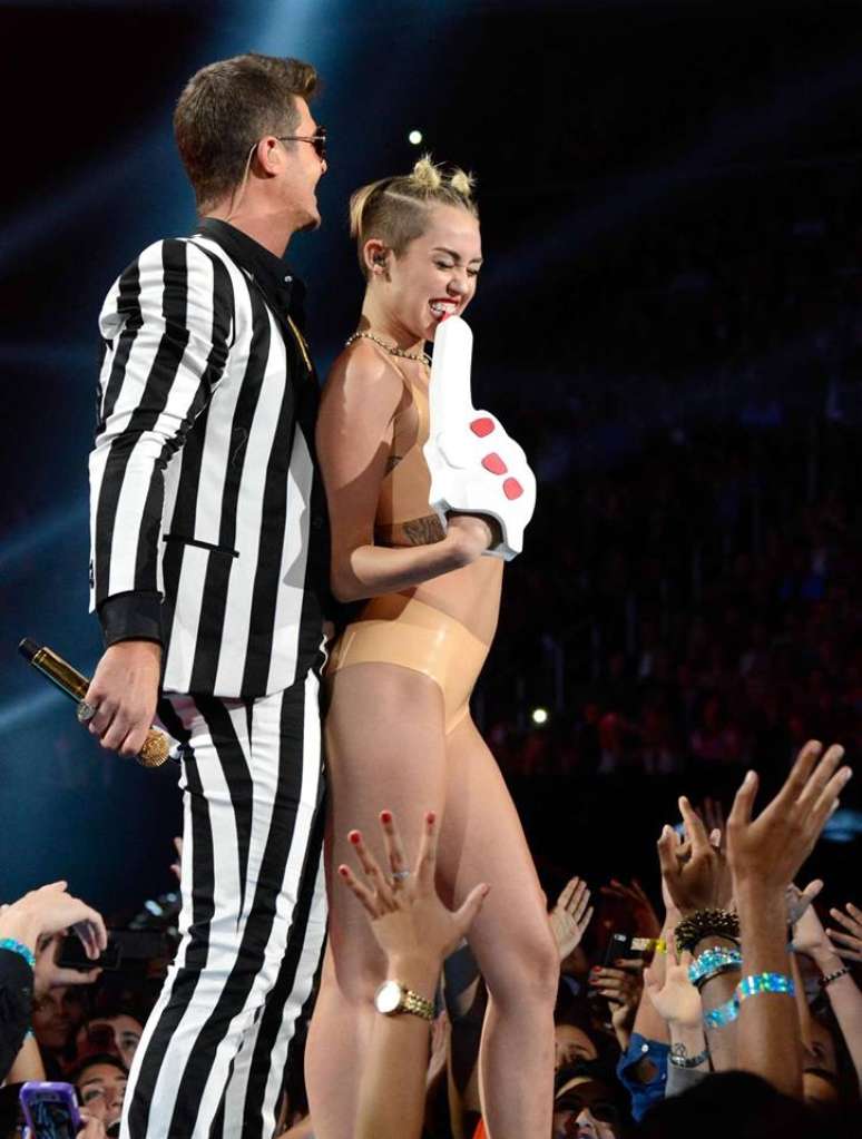 Mas foi no VMA 2013 que a nova Miley decidiu se apresentar ao mundo. A bela subiu ao palco para cantar os hits We Can’t Stop e Blurred Lines, single do cantor Robin Thicke que estava bombando nas rádios, e simplesmente deixou o mundo inteiro de queixo caído