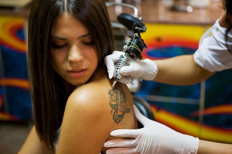 Procure sempre um local seguro e higienizado para se tatuar. Fotos: iStock, Getty Images