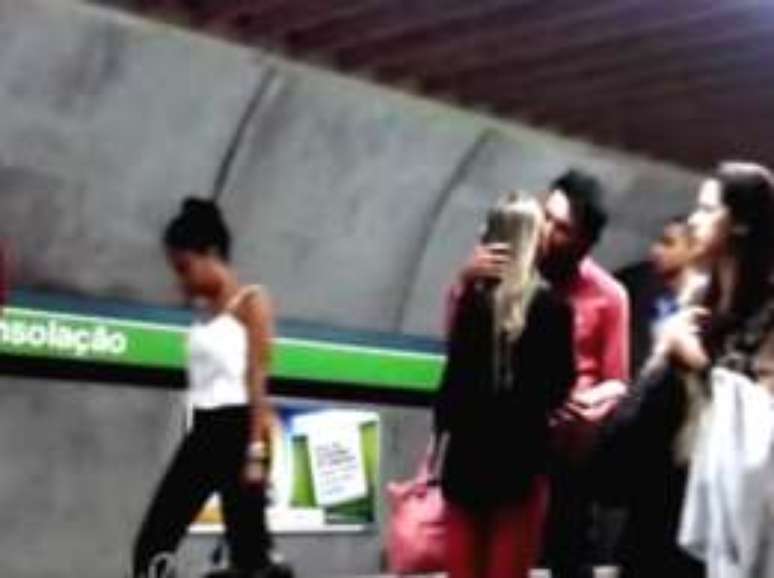 Homem beija mulher em esta&ccedil;&atilde;o do metr&ocirc; de S&atilde;o Paulo para ensinar como pegar uma mulher desconhecida