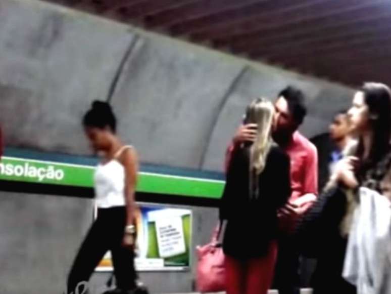 Homem beija mulher em estação do metrô de São Paulo para ensinar como pegar uma mulher desconhecida 