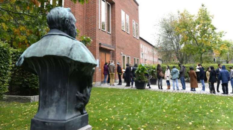 A Assembleia do Nobel &eacute; formada por 50 professorers do Instituto Karolinska que elegem o Nobel de Medicina