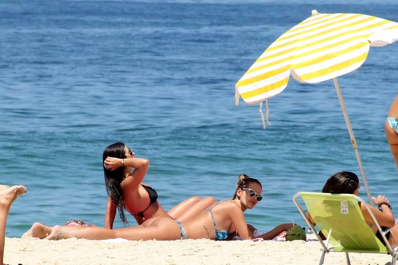 Yasmin Brunet curte sábado de sol em praia do Rio