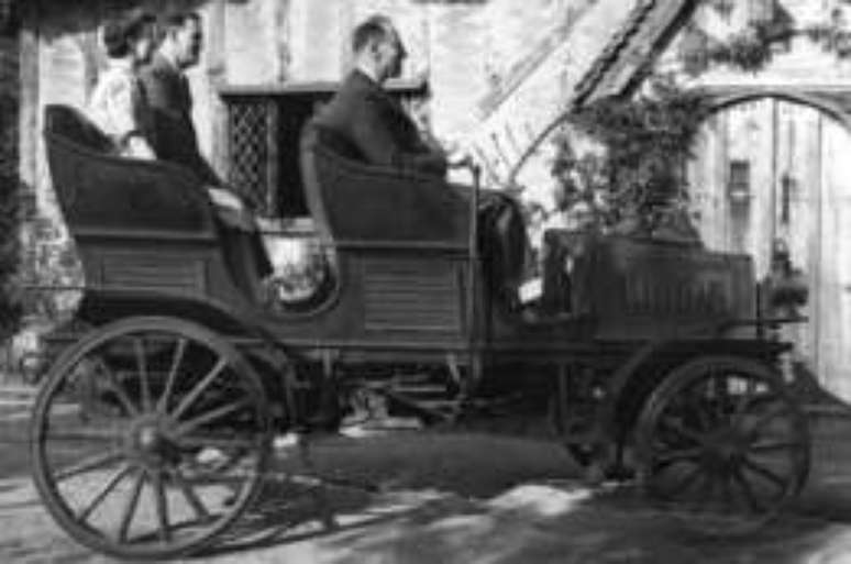 Esse veículo a vapor inglês, de 1899, era produzido pela Steam Car Company Houses System.