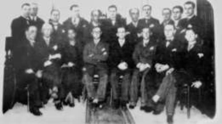 Antonieta (3&ordf; pessoa sentada, da esq. para a dir.) com os colegas deputados na posse, em 1935
