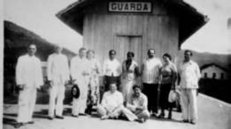 Leonor e Antonieta (de p&eacute;, ao centro) estudaram gra&ccedil;as aos esfor&ccedil;os da m&atilde;e, ex-escrava