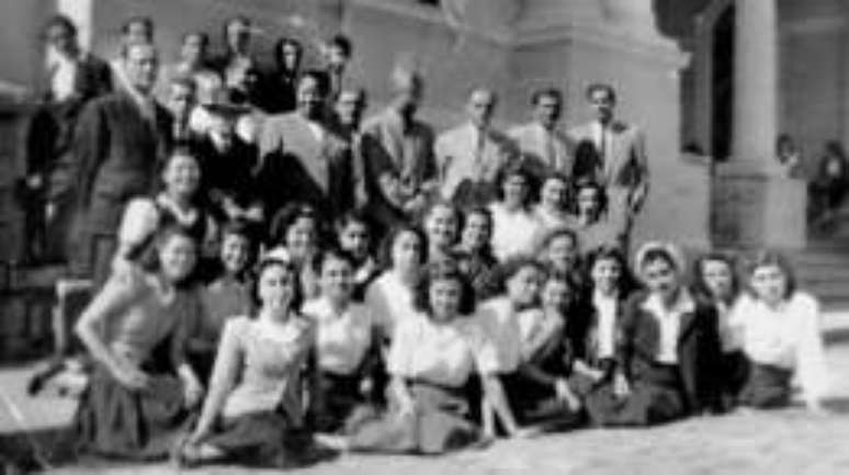 Antonieta de Barros com grupo de alunas; para ela, educa&ccedil;&atilde;o veio antes da pol&iacute;tica