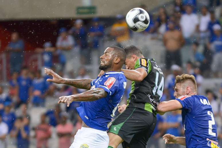 Dedé, do Cruzeiro, sobe para tirar uma bola em ataque do América