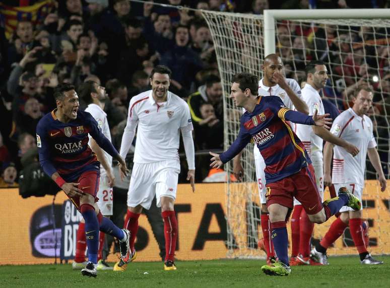 Messi comemora com Neymar após marcar um golaço de falta sobre o Sevilla e ajudar na vitória do Barcelona, pelo Campeonato Espanhol