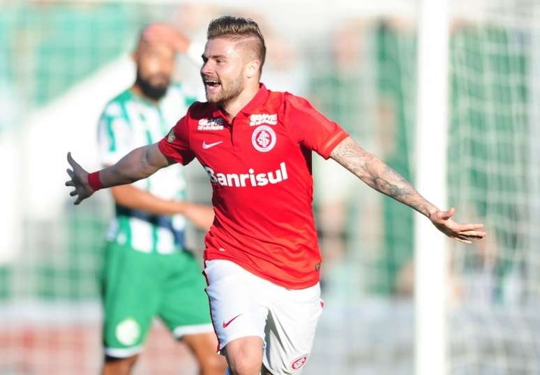 Sasha comemora o gol que garantiu ao Inter a vitória no clássico gaúcho contra o Juventude, em Caxias do Sul (RS)