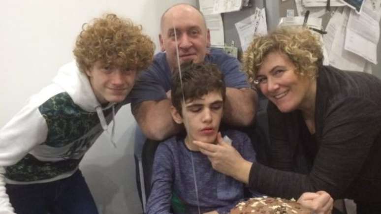 A fam&iacute;lia Torrance celebrou o 12&ordm; anivers&aacute;rio de Dylan nove anos depois de ele ser diagnosticado (Foto: Janie Torrance)