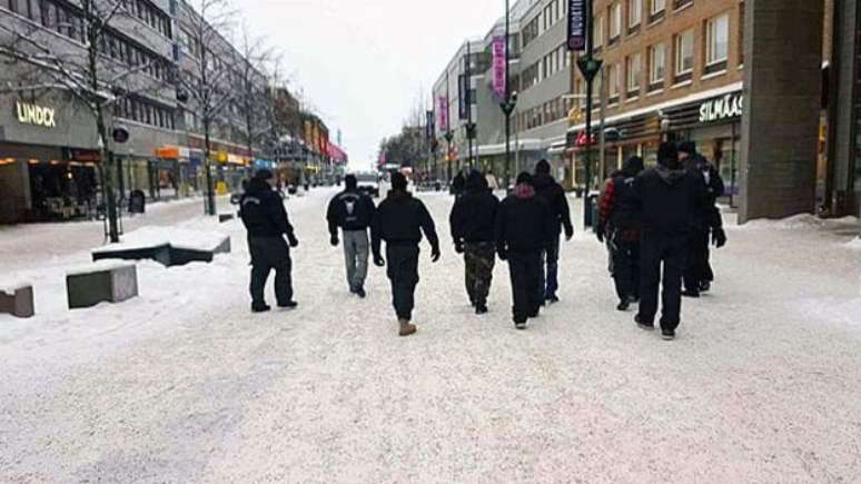 Para a pol&iacute;cia sueca 'n&atilde;o &eacute; ilegal caminhar em grupos' pelas ruas