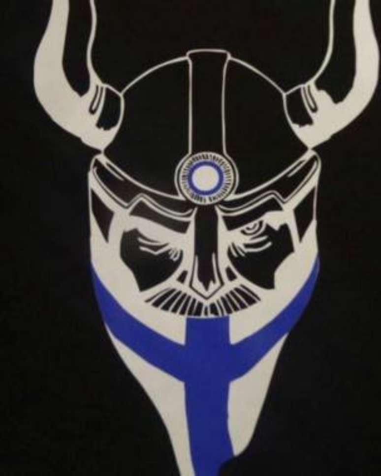 Membros das patrulhas usam agasalhos pretos com este s&iacute;mbolo